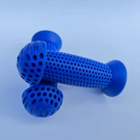 Темно -серая грибная голова темно -синяя рука держит пару