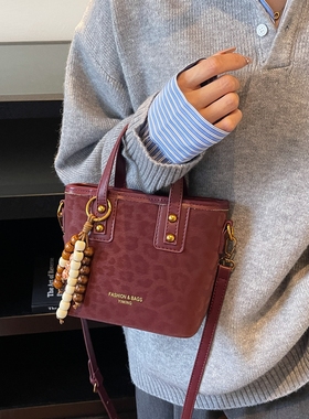 洋气红色豹纹手拎斜挎包小水桶包2025新款潮百搭休闲小拎包小包包