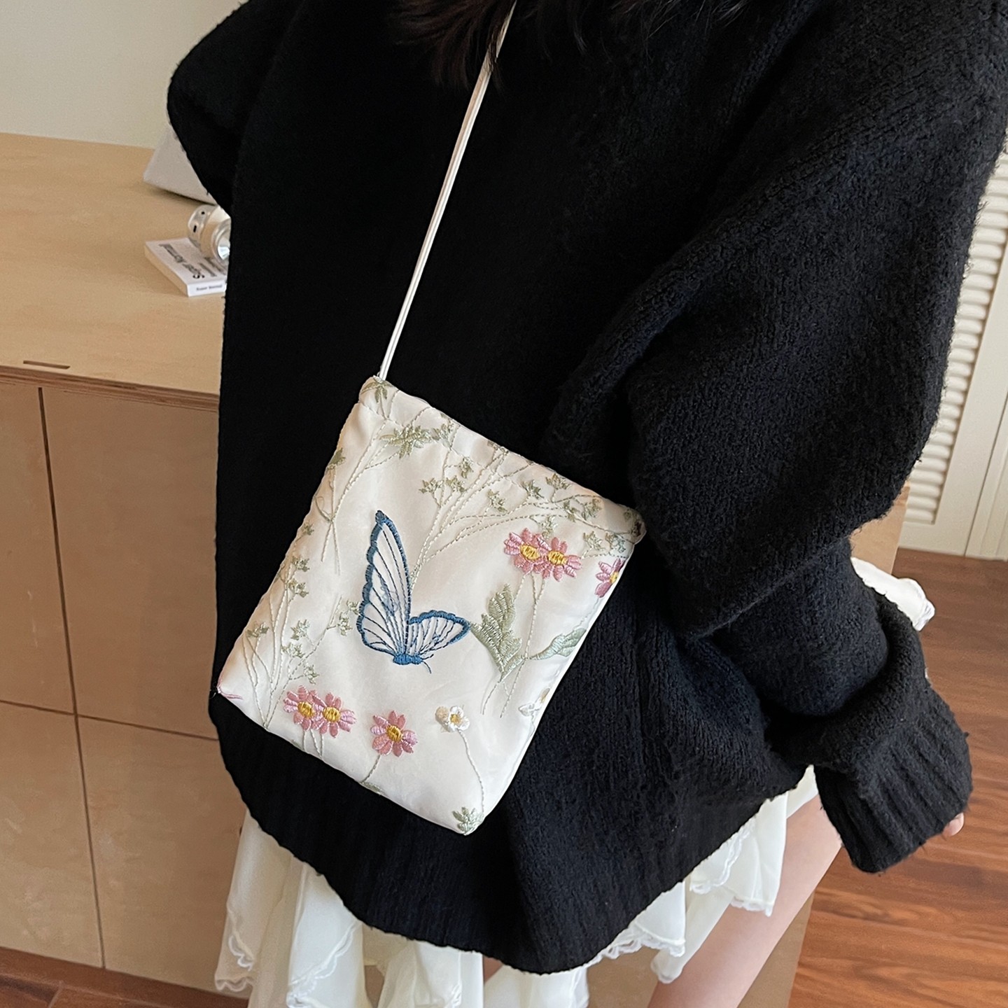 洋气蝴蝶刺绣斜挎手机包2025新款潮国风百搭休闲小包包女生逛街,箱包皮具/热销女包/男包,手机包,淘宝优惠券,粉丝福利购,淘宝优惠卷
