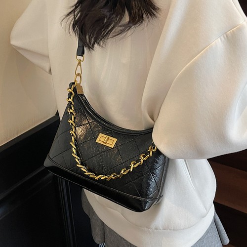 今年流行菱格绣线链条小包包