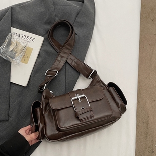 复古美拉德小众多口袋斜挎包2026新款潮百搭单肩包上班通勤包女款