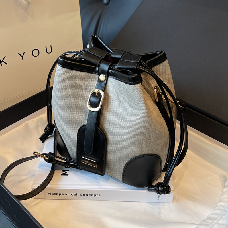 撞色斜挎包小众设计感抽带水桶包