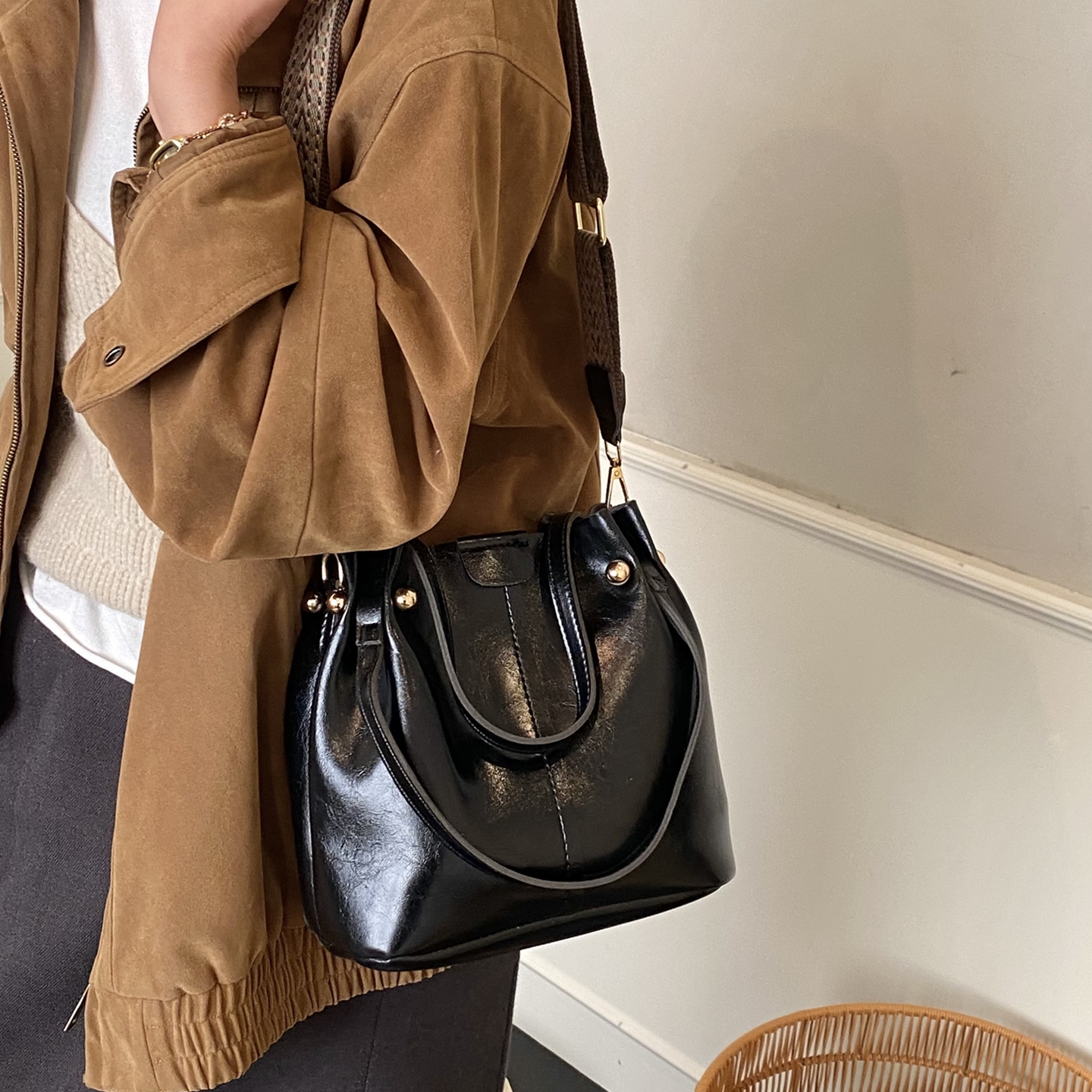 高级感复古小众宽肩带水桶包