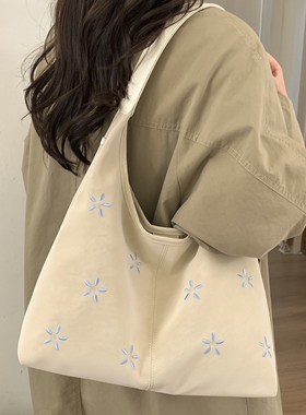 今年流行洋气大容量白色绣花hobo包大包2026新款潮百搭托特包