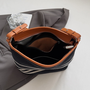 蓝白条纹大容量上班通勤包斜挎大包2025新款潮百搭时尚单肩水桶包