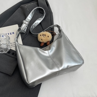 银色柔软大容量慵懒风斜挎包