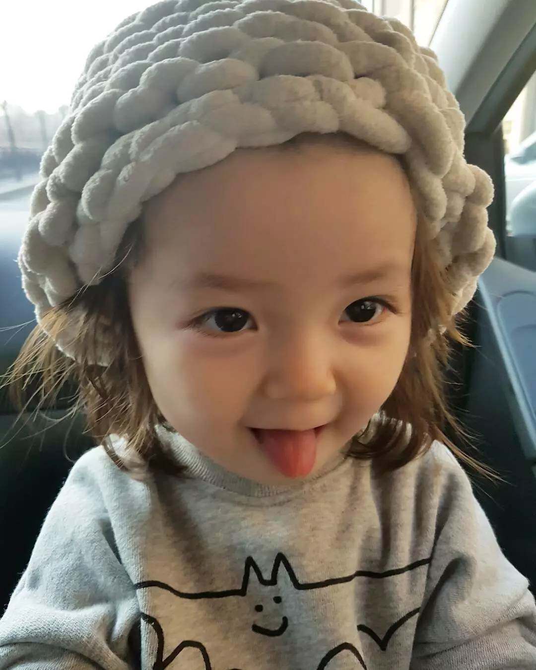 yejoo萌娃宝宝海报漂亮女婴儿大眼睛洋娃娃胎教准妈妈备孕墙贴画