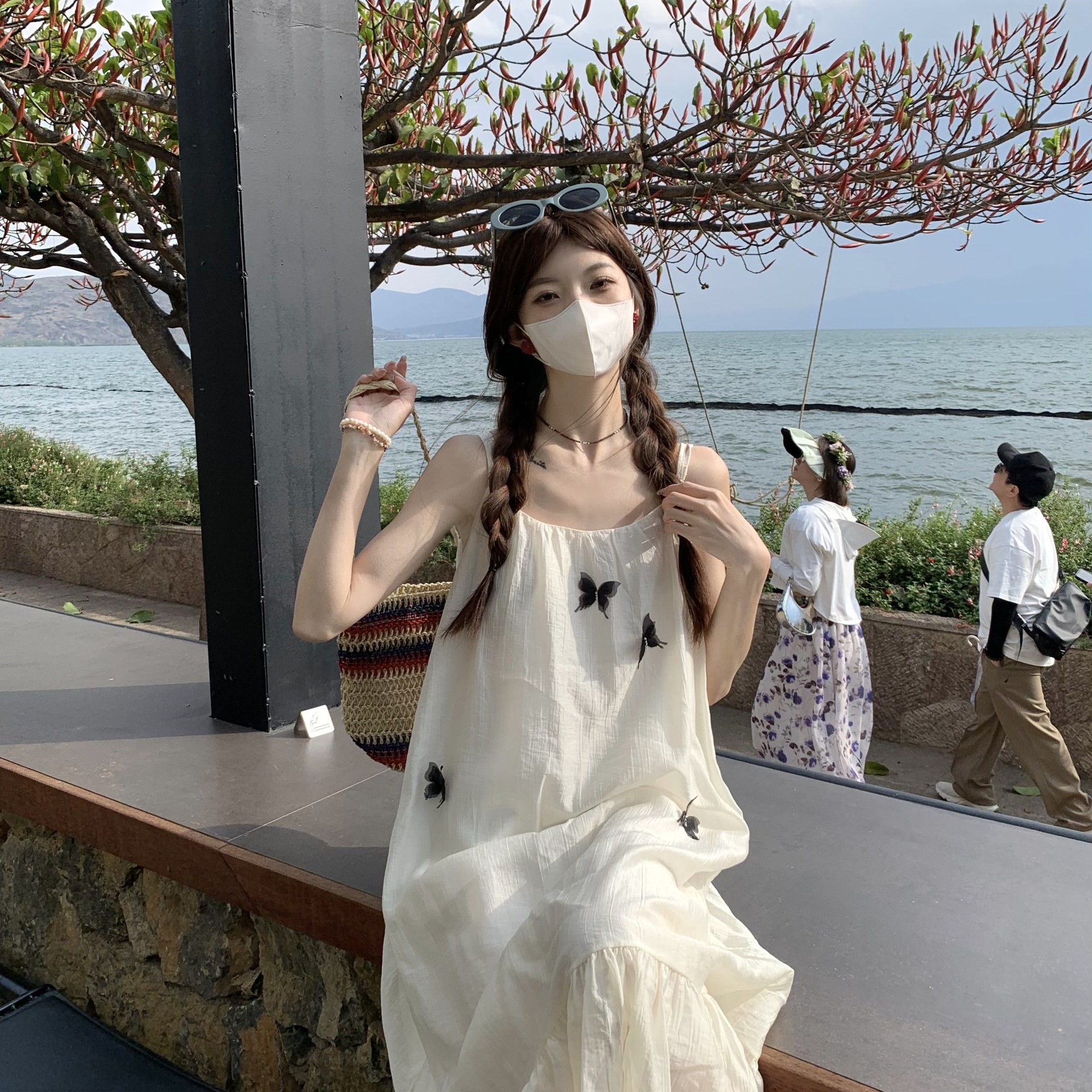 温柔风白色蝴蝶露背吊带