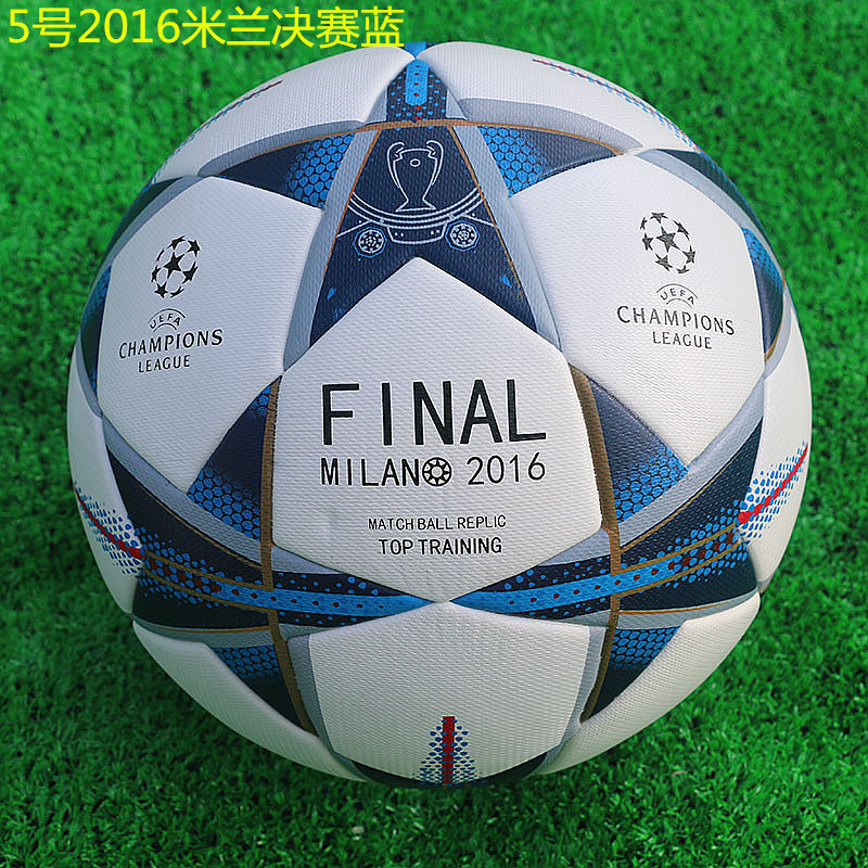 足球材质是TPU软皮..特点：防脱皮脱胶.防水.环保，脚感好，耐磨，耐寒.防污、防洒.脏了可以水洗等卓越实用功能的，适合室内与室外各类比赛场地用.水泥地.人草.塑胶场地.沙滩.草地等.场地差的记得清理