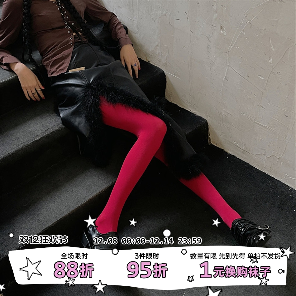 LETMESEE人手一条红色袜子