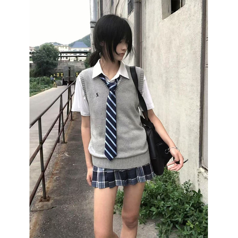 原创套装针织衫刺绣背心马甲叠穿宽松衬衫学院风穿搭小田凌百褶裙