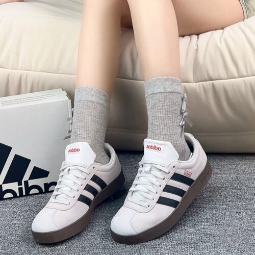 Adidas 阿迪达斯正品 女子经典款百搭耐磨低帮休闲鞋板鞋 JS3003