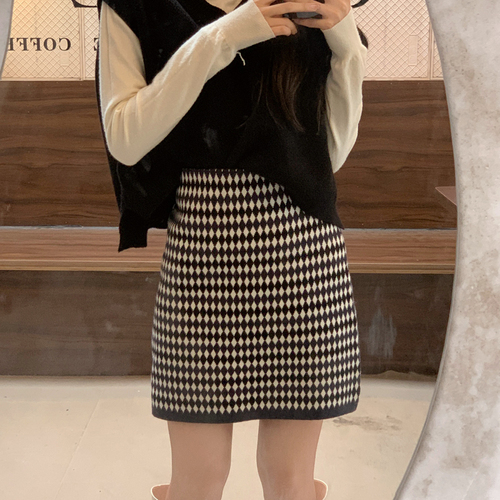 Real shot of Korean retro autumn and winter wearing Ling grid high waist short skirt and gas knitted Hip Wrap Skirt