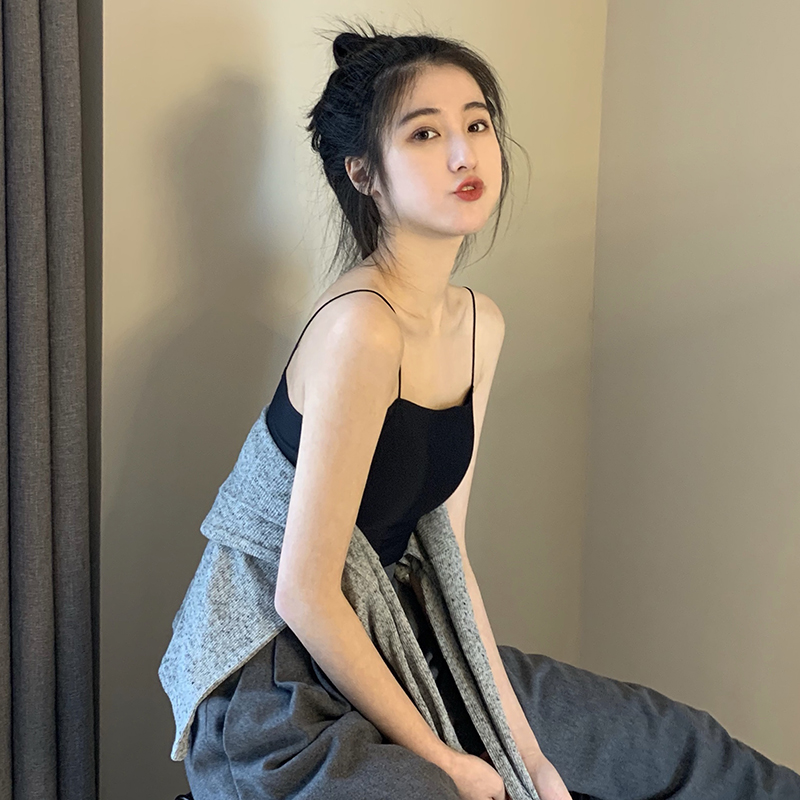 Take a real picture of the basic type of bra, small suspender, short type of navel exposed, thin vest, women's breast pad