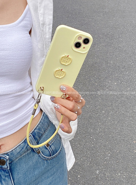 经新款奶黄色2个小苹果装饰适用iPhone16Promax苹果15手机壳13Pro斜挎手拎绳14Promax全包壳11女款12Pro防摔