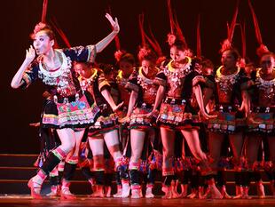 六一儿童群舞演出服装民族舞蹈服锦鸡炫美表演服女童民族舞