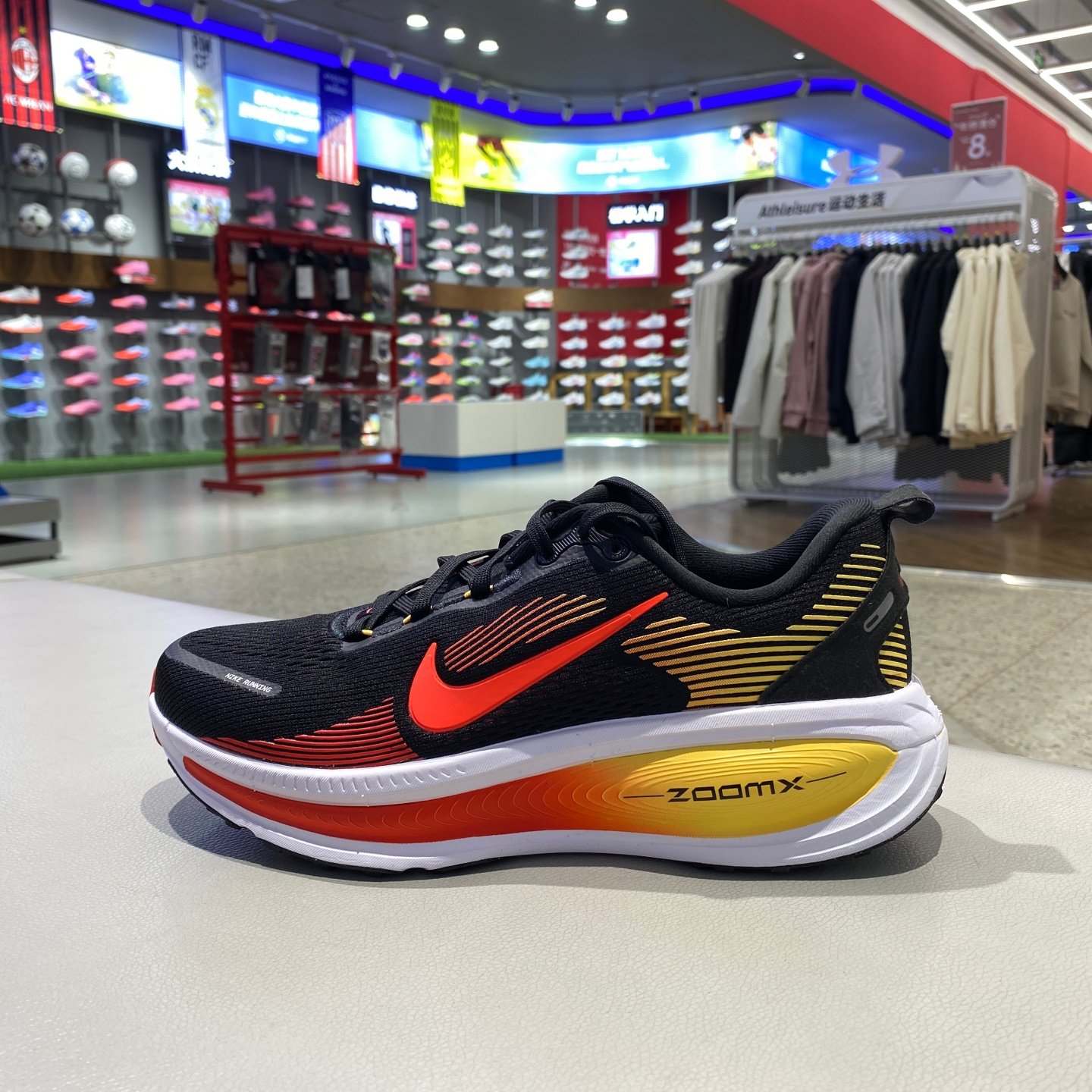 Nike耐克男鞋VOMERO 18马年限定迈柔缓震运动跑步鞋 HM6803-016