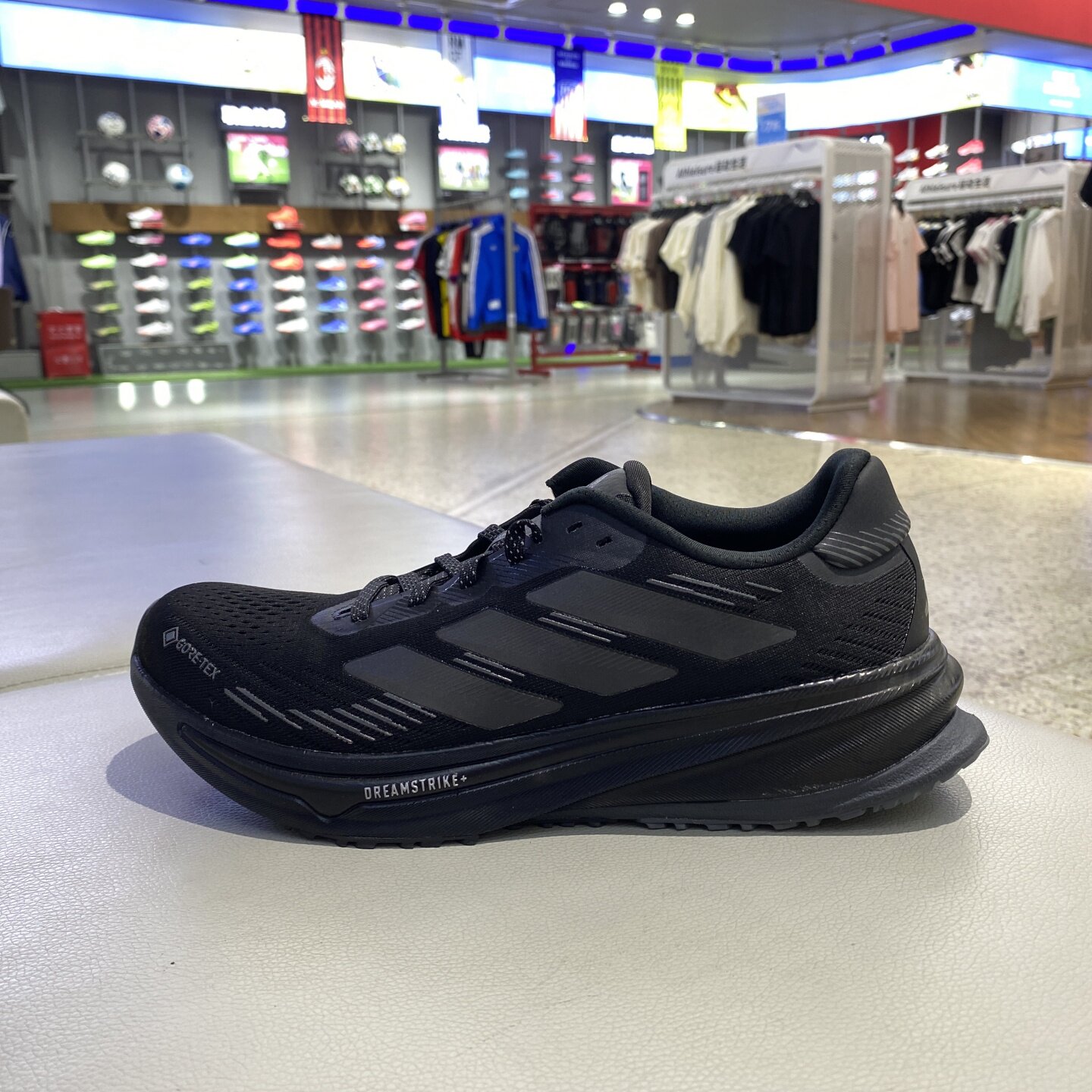 阿迪达斯男子运动休闲鞋图片