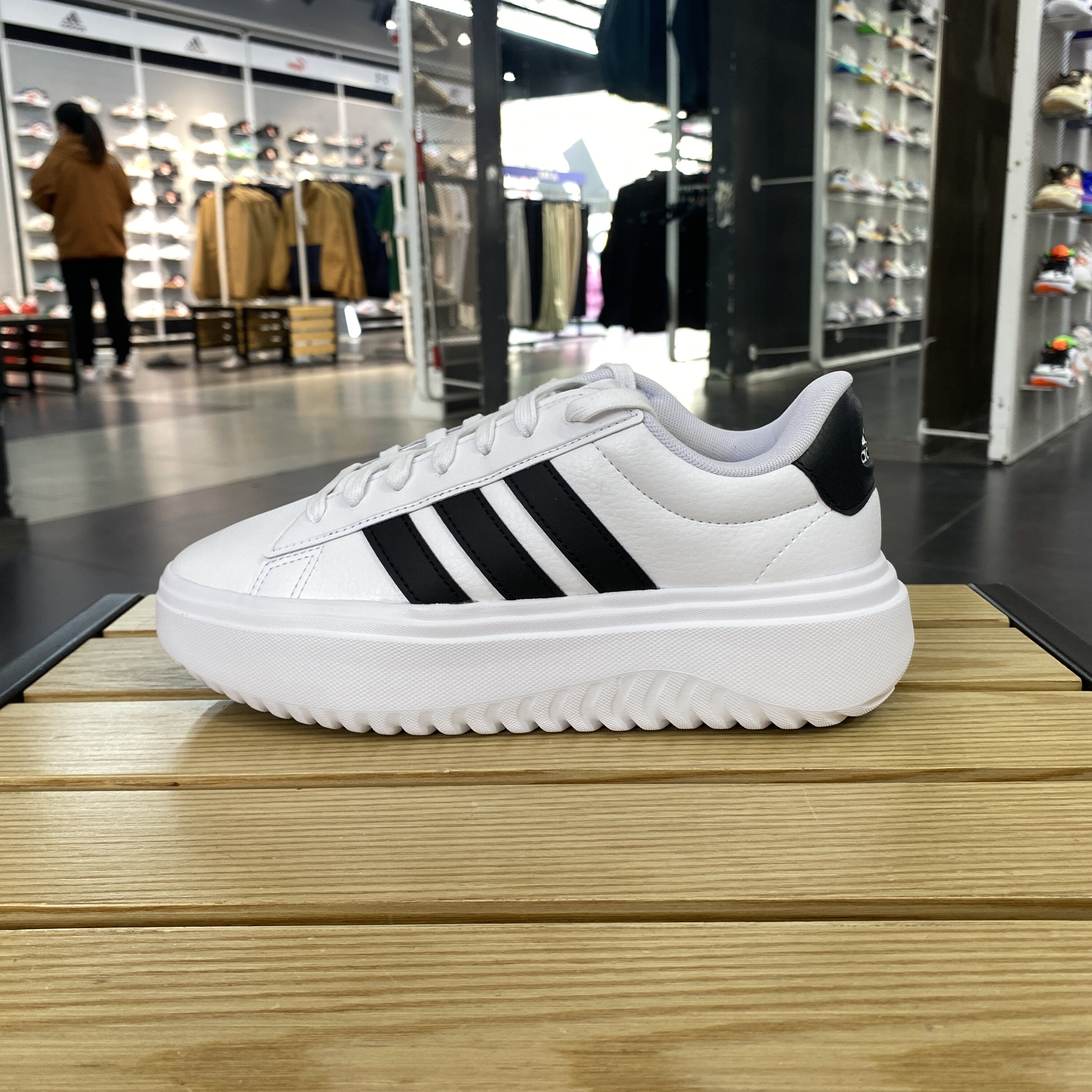 正品Adidas/阿迪达斯小白鞋女子面包鞋增高厚底运动休闲鞋 IE1092