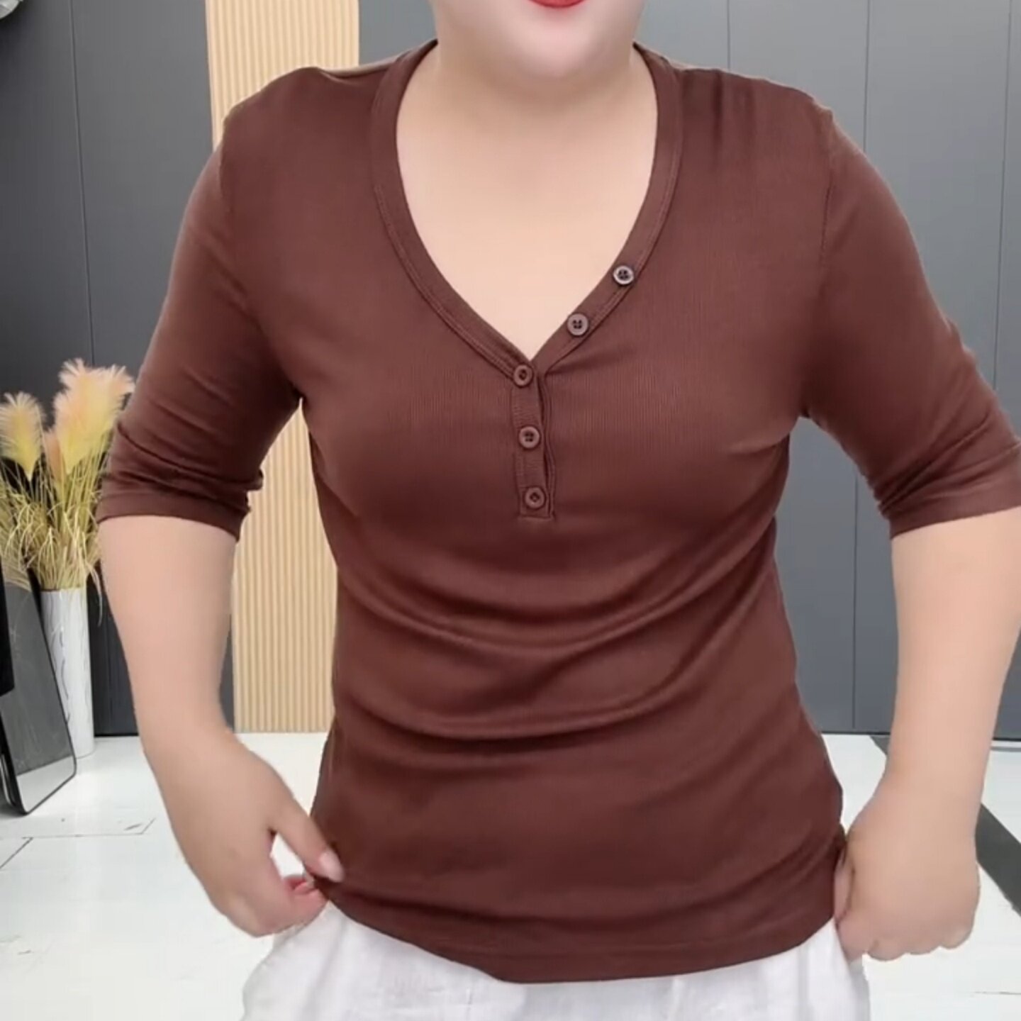 秋季加肥加大码纯色高弹简约纽扣V领五分袖女T恤显瘦百搭内搭上衣