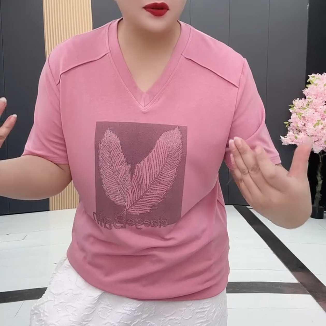 夏季时尚洋气女加肥加大码纯色V领烫钻羽毛短袖T恤宽松遮肉百搭