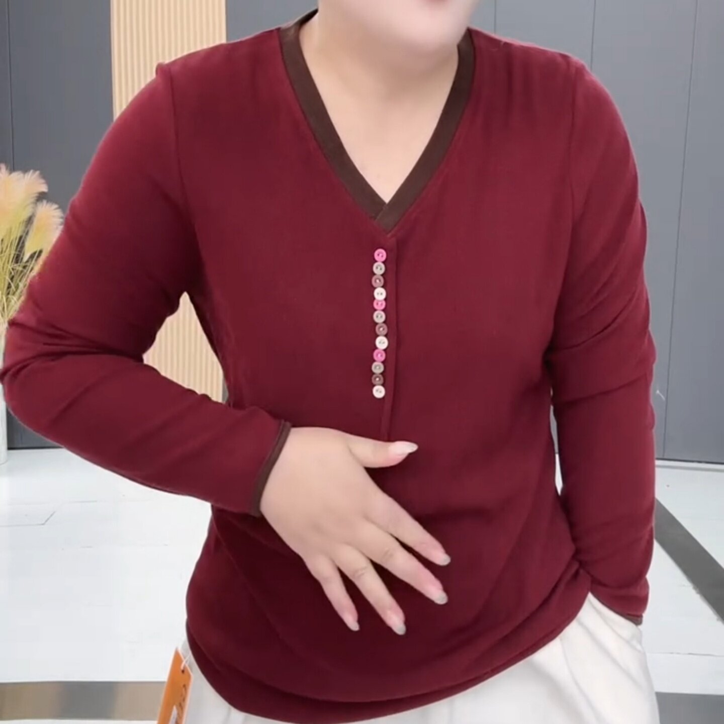 早秋女加肥加大码纯色V领长袖T恤打底衫纽扣装饰显瘦百搭韩版上衣