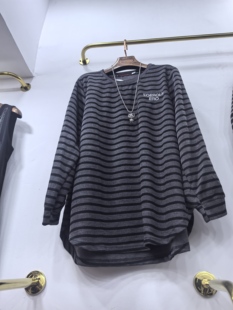 冬季时尚洋气大码女装圆领条纹拼接纽扣长袖打底衫显瘦百搭上衣