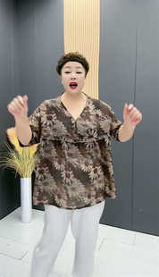 大码女装夏季新款T恤时尚宽松短袖上衣中年妈妈洋气V领半袖碎花衫
