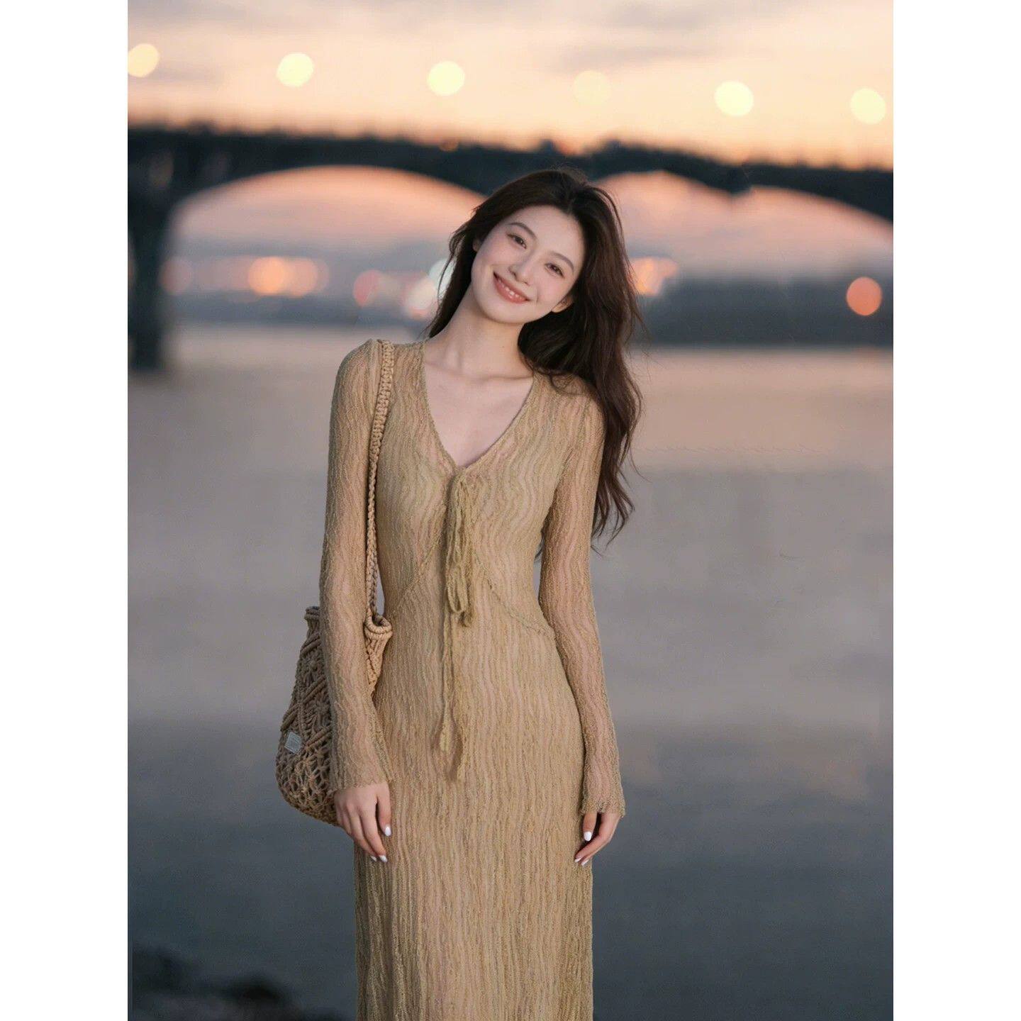 2026新款御姐高级v领蕾丝长袖连衣裙子女秋冬季修身收腰包臀长裙