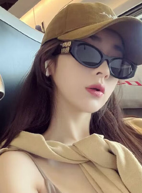 欧美复古黑色窄框凹造型太阳眼镜金属字母腿高级感显瘦新款墨镜