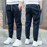 Quần jeans nam mùa xuân và mùa thu mới quần dài 2019 quần trẻ em mùa thu trong quần trẻ em lớn màu xanh đậm đơn giản - Quần đồ bé trai