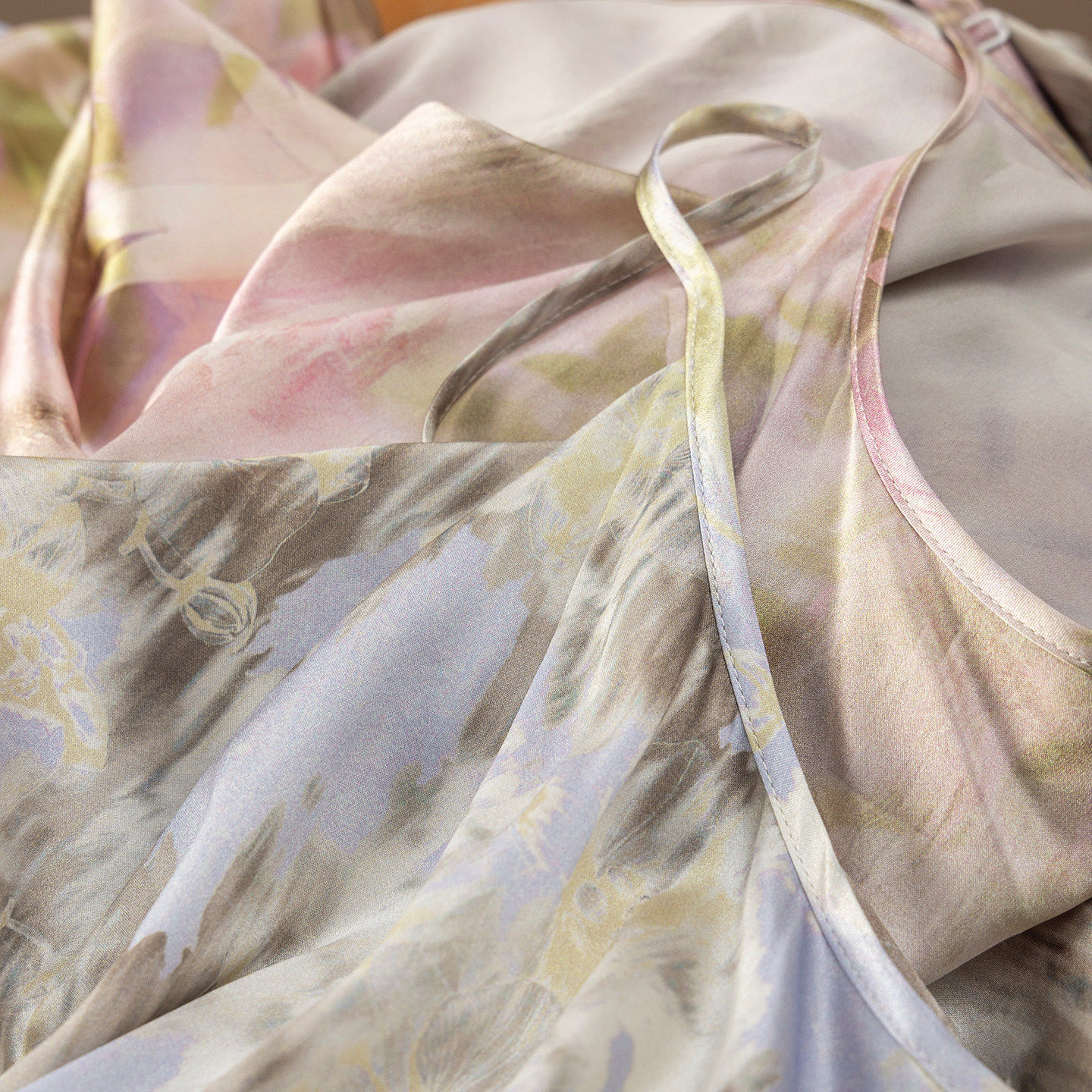 H春上7号 嫣粉＾黛青 法柜真丝斜裁荡领吊带连衣裙女52M3 特