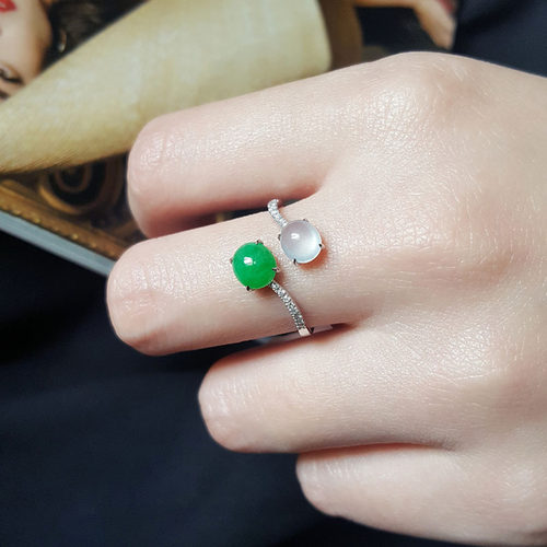 翡翠缅甸冰种鸽子蛋玉戒指18k金