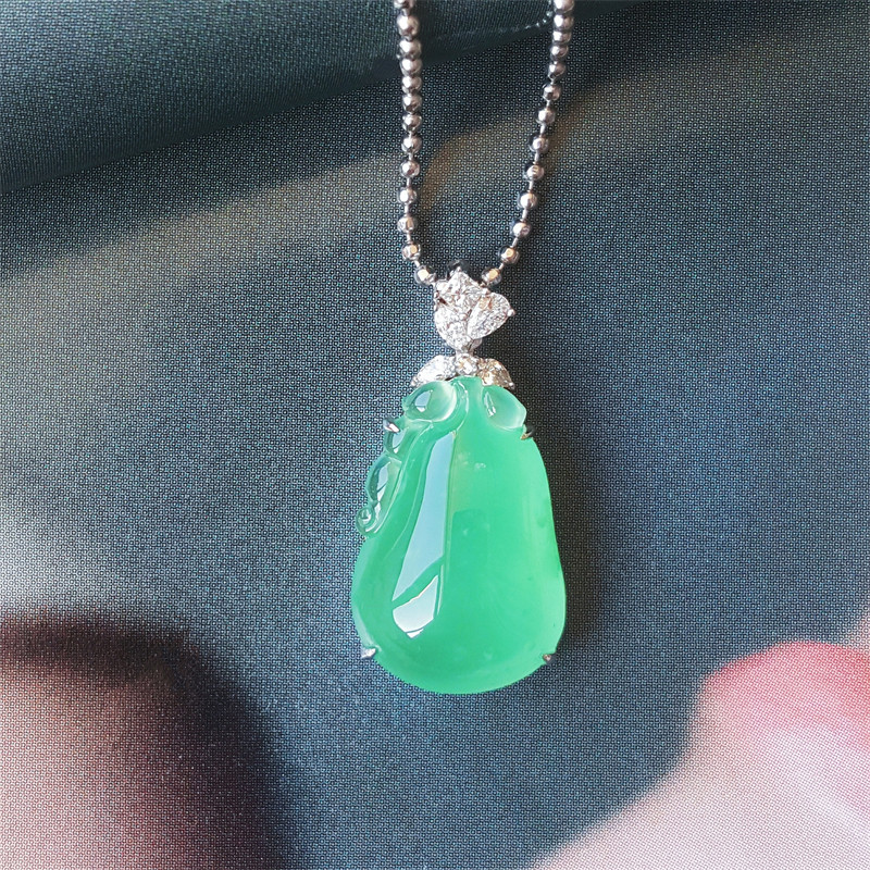 现货天然缅甸a级翡翠吊坠18k金镶钻翡翠福瓜吊坠冰种木那阳绿福瓜