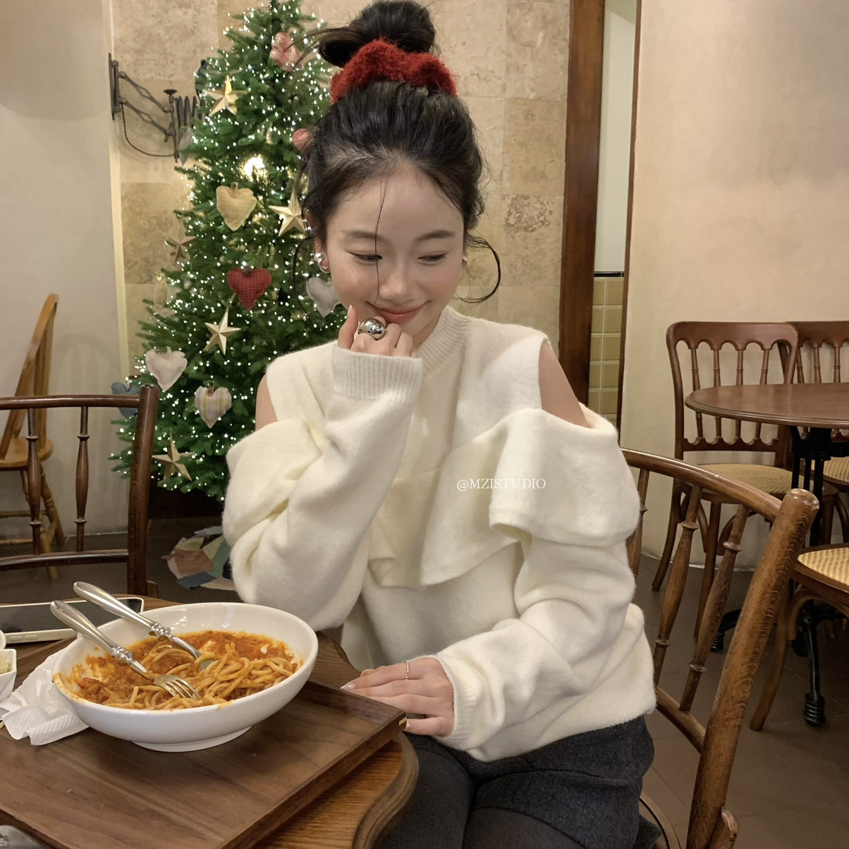 冬日假两件露肩显瘦保暖针织衫