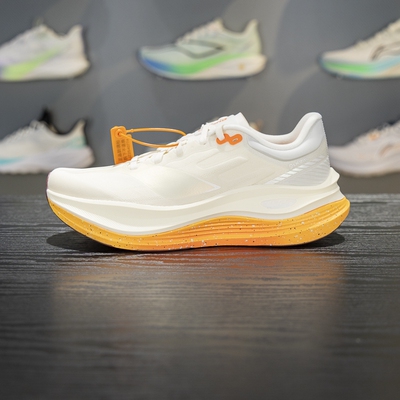 李宁男子缓震保护跑鞋反光