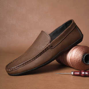 韩版牛皮休闲小皮鞋2025新款透气豆豆鞋棕色懒人开车鞋一脚蹬男鞋
