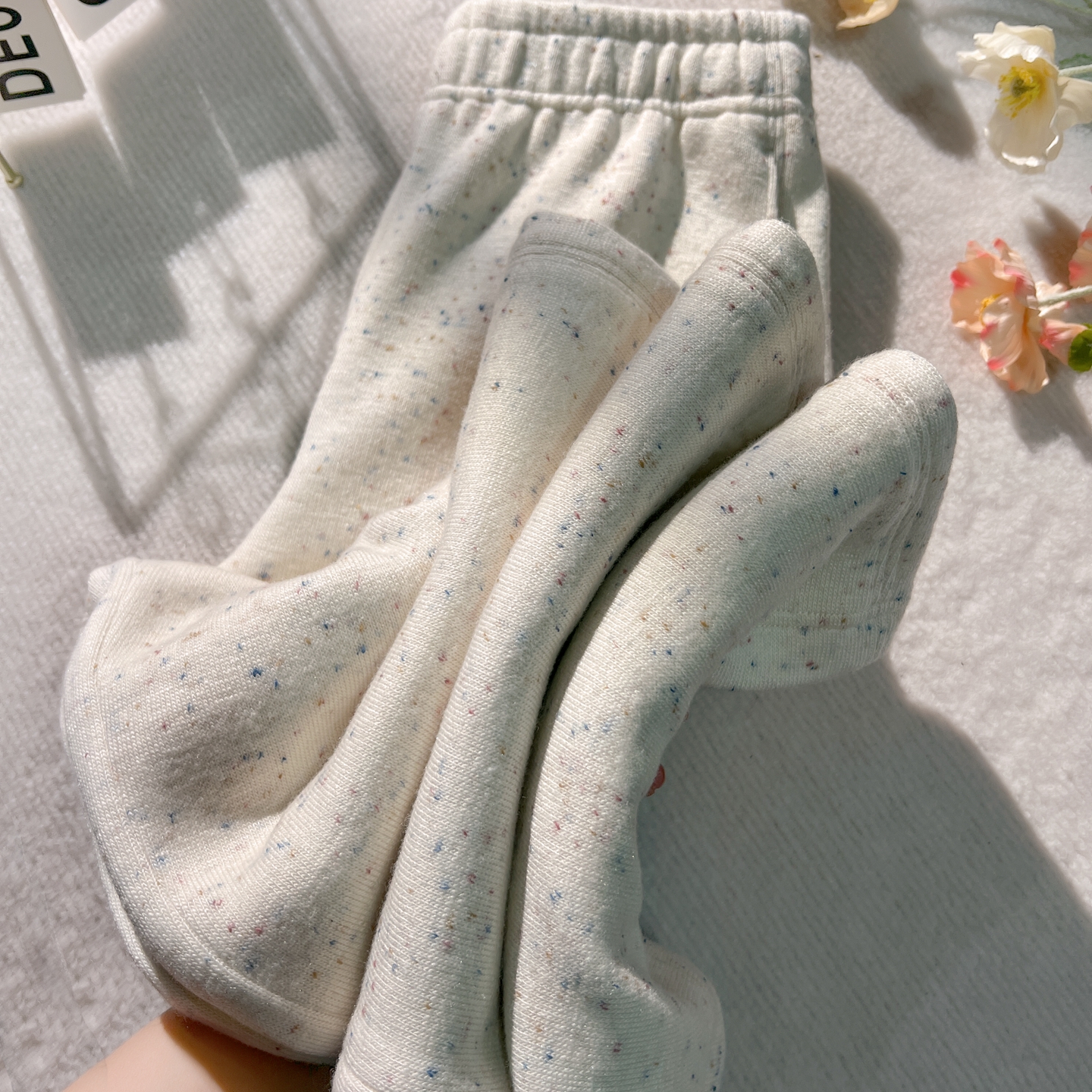 今年流行的羊毛时尚彩点长裤