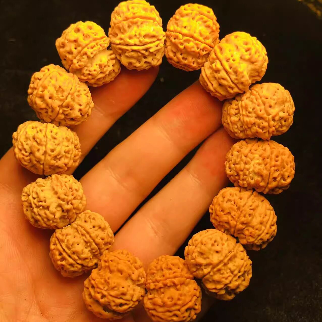 精品沉水爆肉大金刚手串姜黄皮
