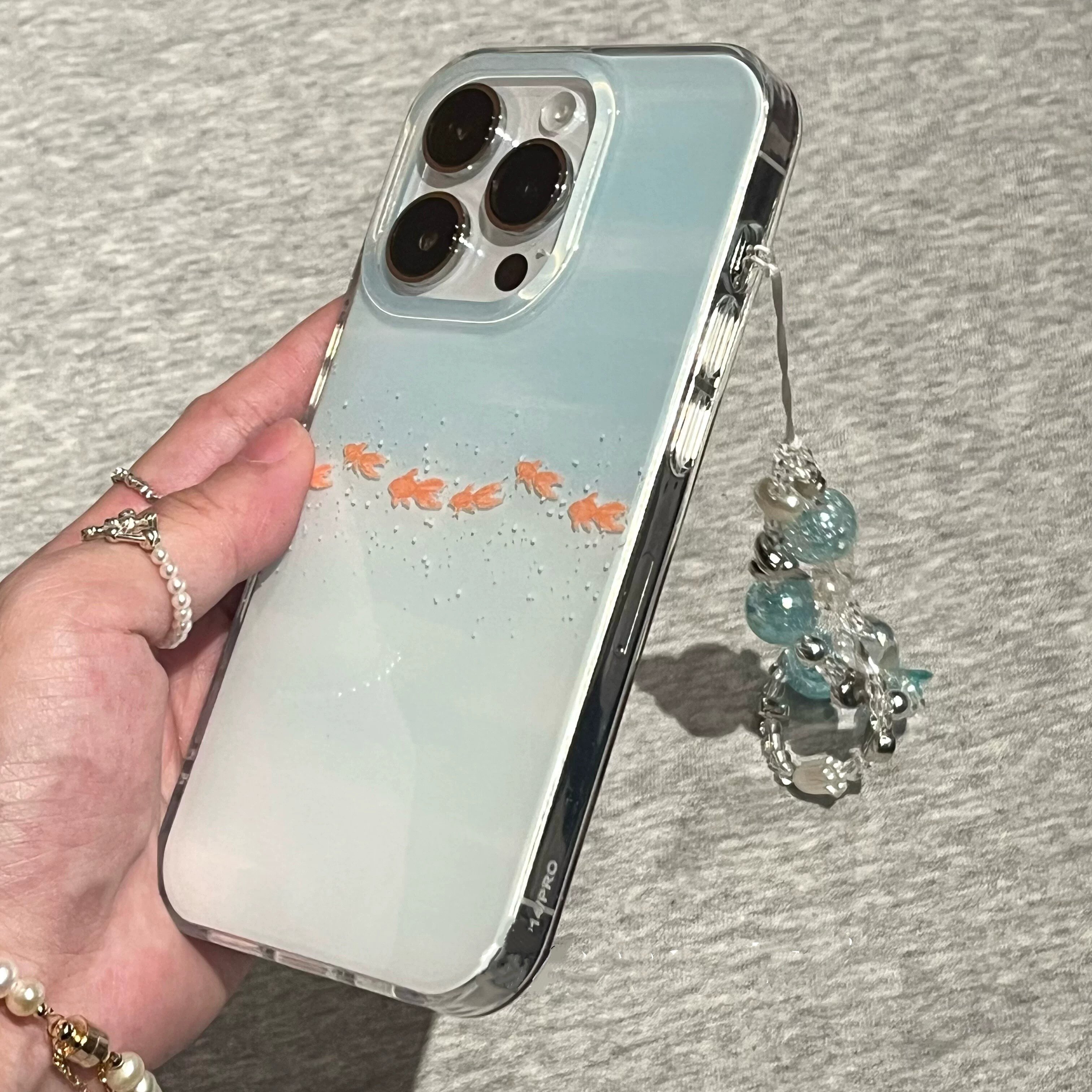 适用苹果系列iPhone17新款手机壳16promax14promax文艺夏日晕染小金鱼15promax/13pro半包大孔防摔网红保护套