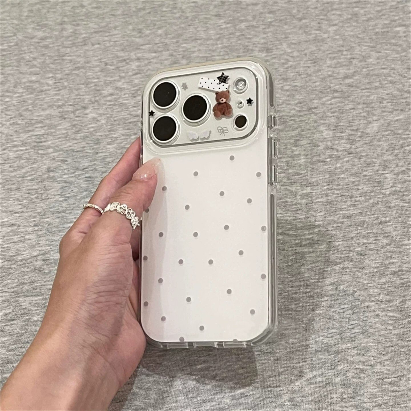 适用苹果系列iPhone17新款手机壳16promax14promax时尚白底灰色波点小熊15promax13promax半包大孔防摔保护套