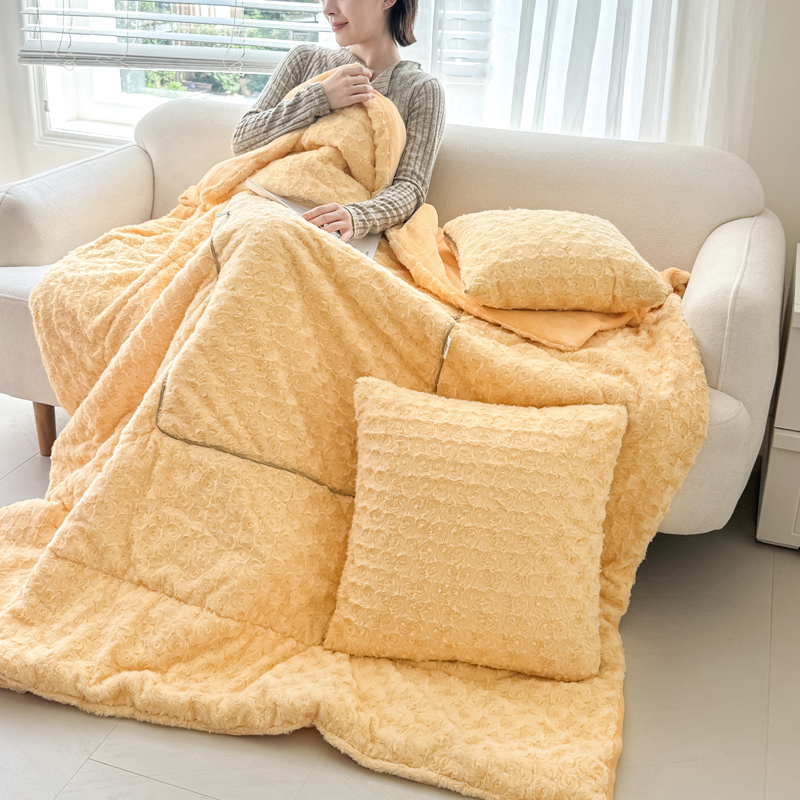 高端牛奶绒抱枕被子两用加厚办公室午睡毯子沙发车载靠枕垫二合一