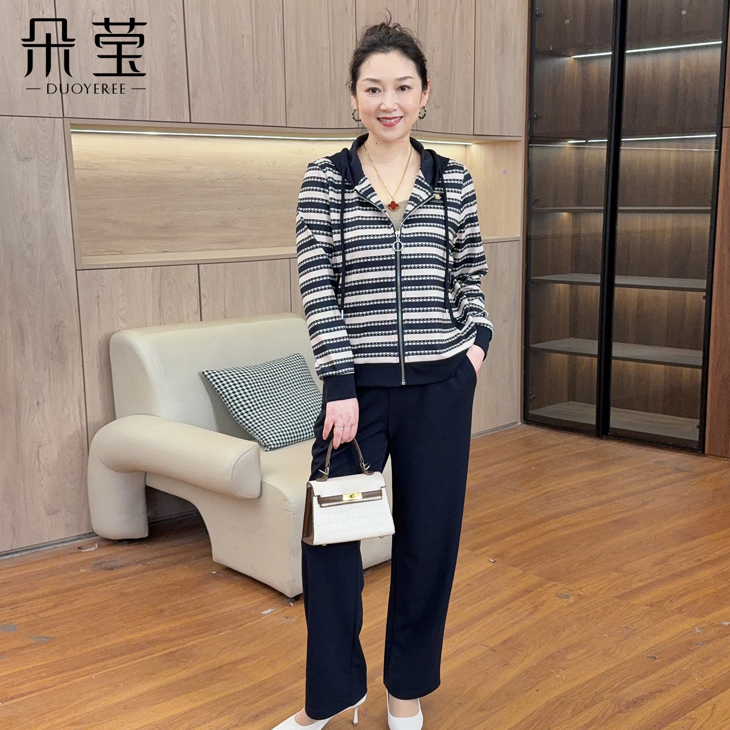 朵莹妈妈春装洋气运动服套装2026新款中年女装上衣中老年条纹外套