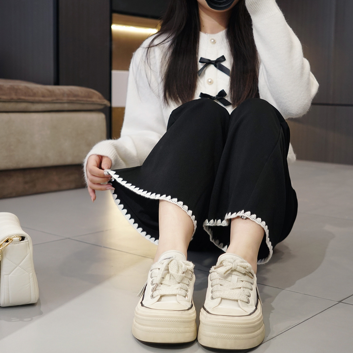 春秋2024胖mm弹力松紧腰黑白微喇裤大码女装裤脚镶边设计休闲女裤