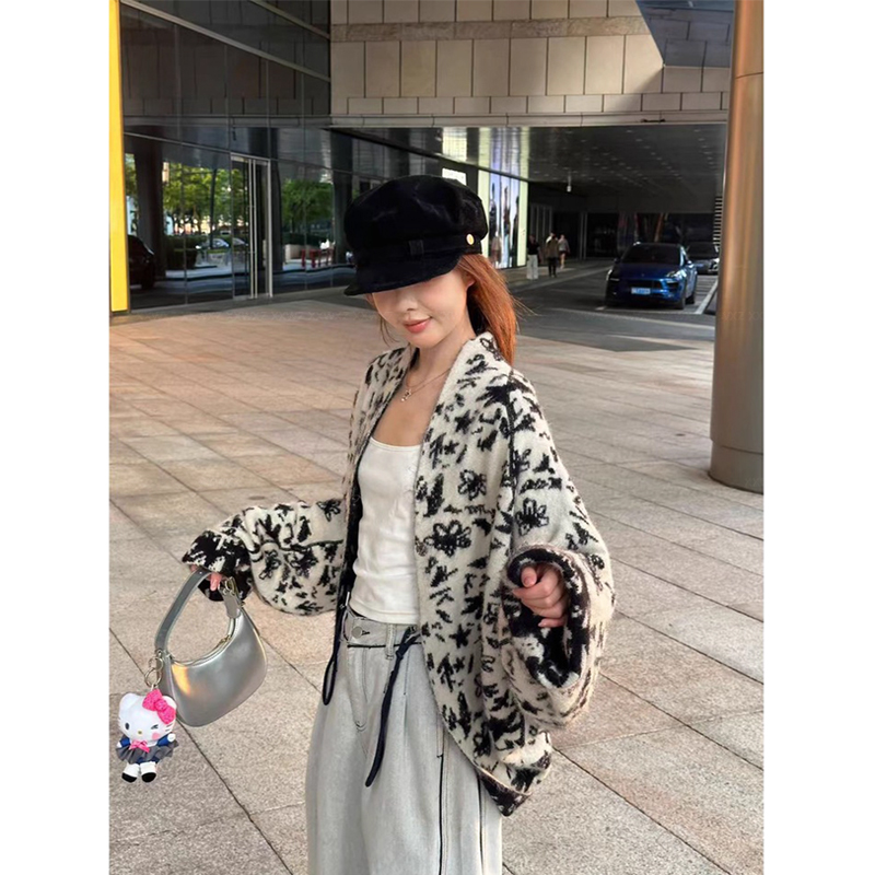 玉青花黑白雪花蝙蝠袖毛衣外套女