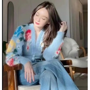 2026春季新款 迷人蓝色马海毛花朵嵌花显瘦高腰V领针织开衫毛衣女