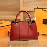 Красная вместительная и большая сумка через плечо для невесты