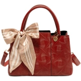 Красная вместительная и большая сумка через плечо для невесты