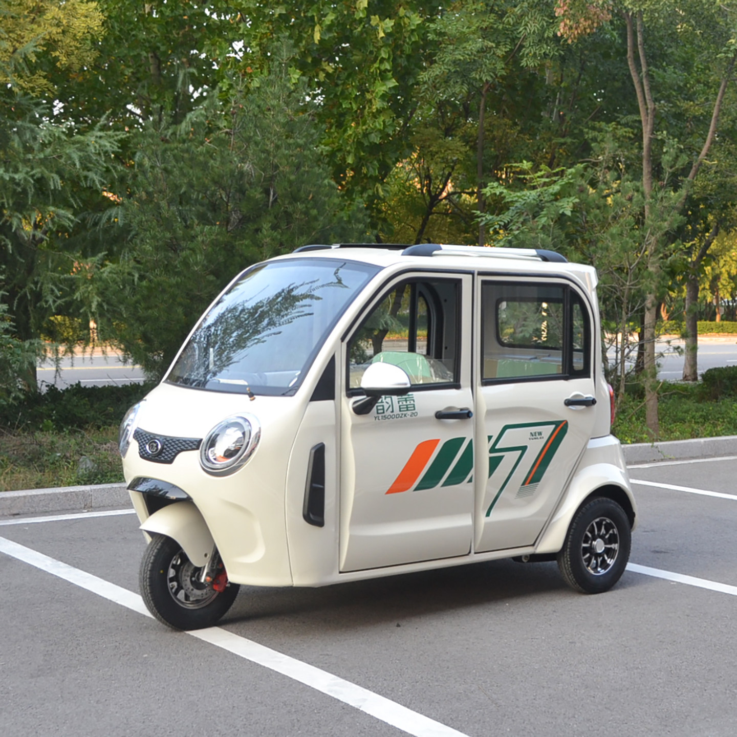 韵蕾电动三轮车全封闭代步车棚车
