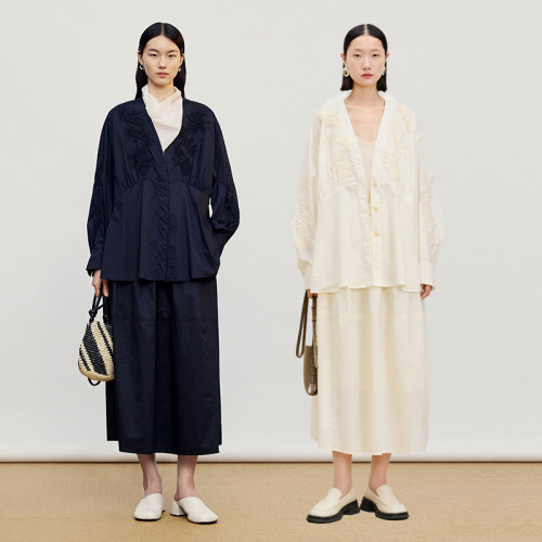 【轻松套装】AUM噢姆2026年春季新款棉感V领绣花黑色外套半身裙女